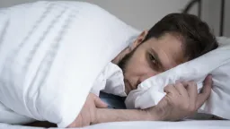U cizích se vám špatně spí? Nejste sami: Má to důvod, který pochází až z pravěku