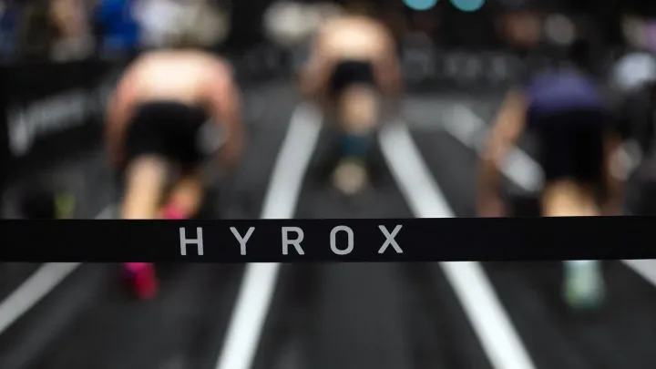 Lidé kvůli němu měsíce trénují. Co je Hyrox a proč mu propadá celý svět?