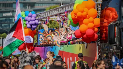 Německý kancléř Merz označil útok na akci komunity LGBT+ v Berlíně za odporný