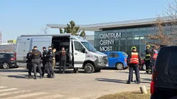 Policie kvůli výhrůžce bombou kontroluje stovky úřadů a obchodních center v zemi