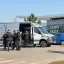 Policie kvůli výhrůžce bombou kontroluje stovky úřadů a obchodních center v zemi