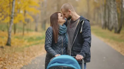 Senát schválil růst rodičovské na 400.000 Kč a vyzval k zavedení její valorizace