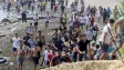 Tisíce Maročanů pronikly do sousedního španělského města Ceuta, to volá armádu
