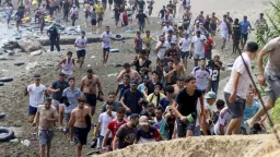 Tisíce Maročanů pronikly do sousedního španělského města Ceuta, to volá armádu