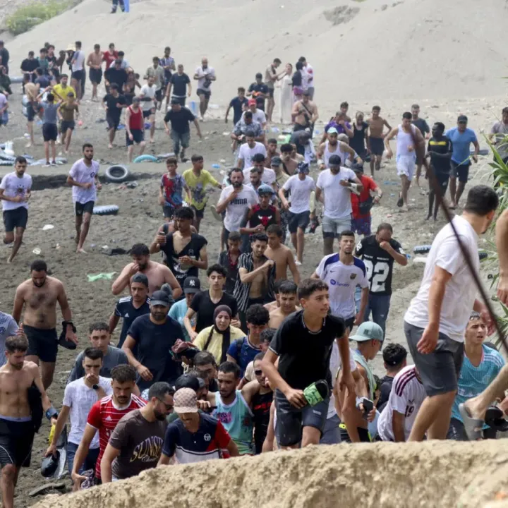 Tisíce Maročanů pronikly do sousedního španělského města Ceuta, to volá armádu