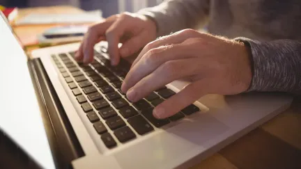 Umělá inteligence umí mluvit hlasem zesnulých. Odborníci bijí na poplach