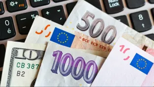 Koruna dnes mírně posílila vůči euru i dolaru