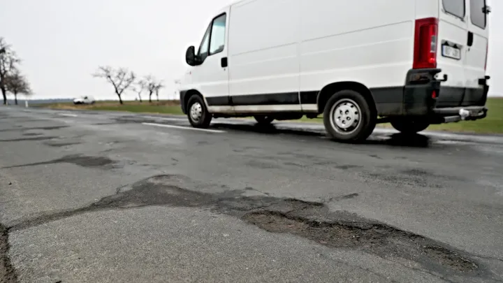 Ze Státního fondu dopravní infrastruktury nedostanou kraje poprvé od roku 2015 na opravu silnic nic