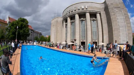 Před divadlem v centru Berlína se otevřel dočasný venkovní bazén