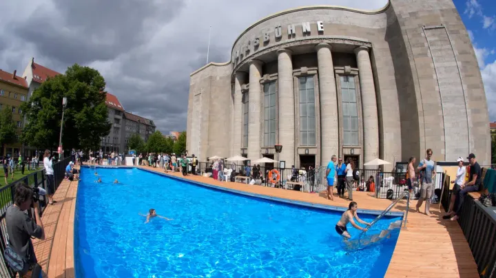 Před divadlem v centru Berlína se otevřel dočasný venkovní bazén