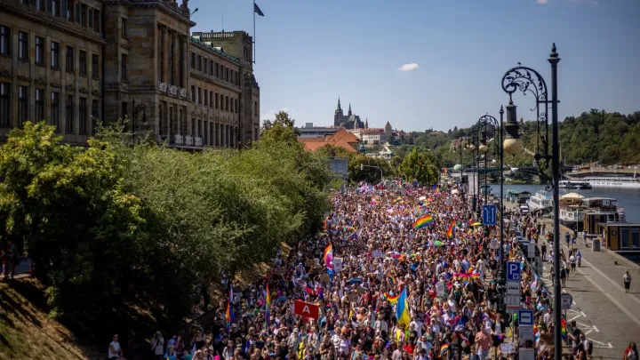 Průvodu Prague Pride se podle organizátorů zúčastnilo jako loni asi 45.000 lidí