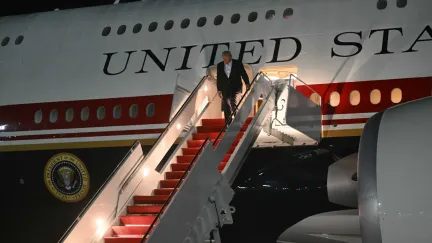 Trump se při odletu ze summitu NATO ukryl v kontejneru na jídlo, píší média