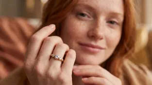 Swarovski za 50 korun: Action prodává prsten s pravými krystaly, normálně stojí i třicetkrát tolik
