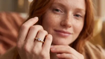 Swarovski za 50 korun: Action prodává prsten s pravými krystaly, normálně stojí i třicetkrát tolik