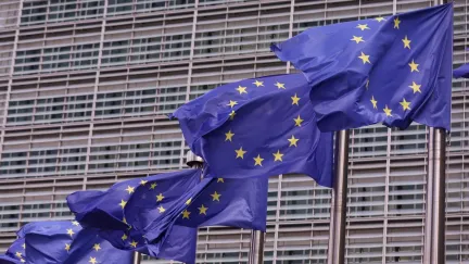 Brusel oznámil výplatu 897 milionů eur pro ČR z fondu na oživení ekonomik