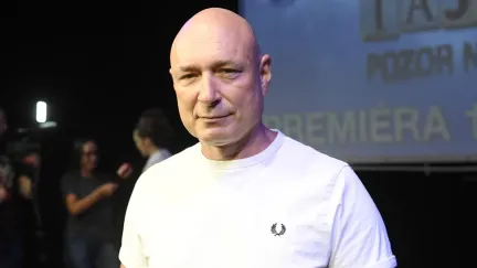 "Ať jsme aspoň malinko za debily!" Landovi málem shořela střecha: Vypalovali vosí hnízdo