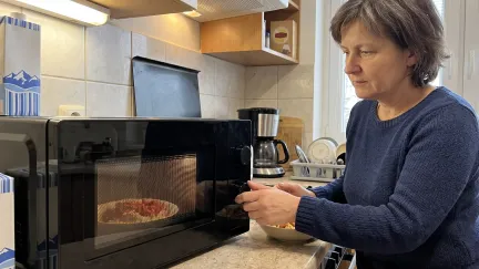 Action prodává nejlevnější mikrovlnku na trhu: Vejde se do tisícovky