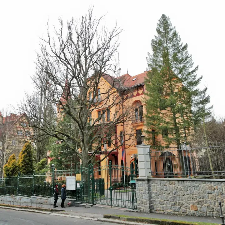 Stát po ruském velvyslanectví žádá u soudu 135 milionů za užívání budov v Česku