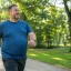Pivní břicho nezmizí po zázračném cviku. Tento každodenní návyk na něj platí lépe než stovky sedů-lehů