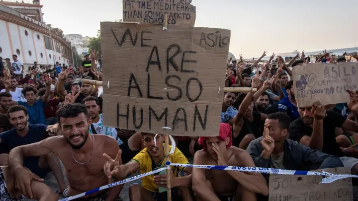 V Ceutě začali stavět stany jako dočasné ubytování pro asi 1500 migrantů
