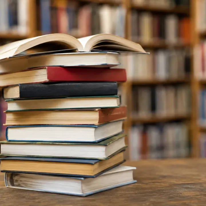 Zapomenutá kniha vás může přijít draho. Z pár korun může být předžalobní výzva a nakonec i soud
