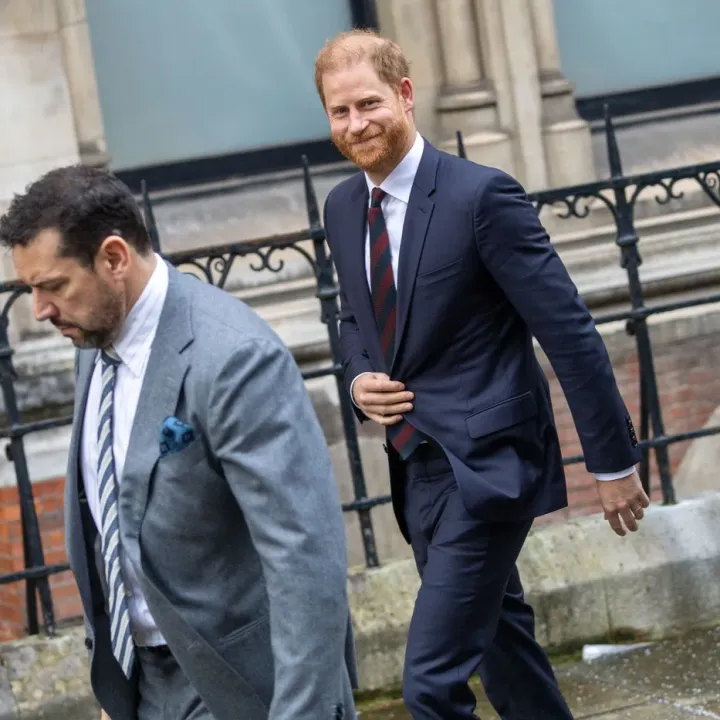 Princ Harry kvůli prohranému soudnímu sporu uhradí Daily Mailu 9,5 milionu liber