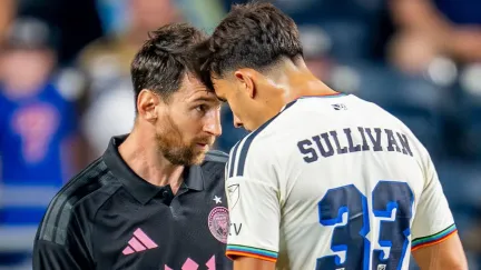 Messi neudržel nervy na uzdě a plácnul soupeře do zátylku, dostal pokutu