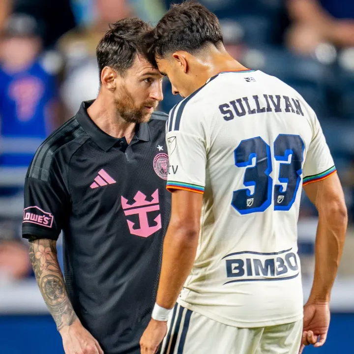 Messi neudržel nervy na uzdě a plácnul soupeře do zátylku, dostal pokutu