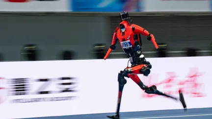 Robot pokořil rekord Usaina Bolta a pak narazil do zdi. Čína ukázala budoucnost, která už umí běhat
