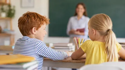 Návrat do školy může rodiče stát tisíce. Za některé pomůcky přitom možná platí zbytečně