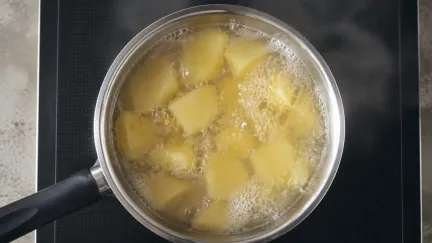 Hubnutí pomocí zakalené vody z brambor a známého každodenního nápoje. Kila mohou jít dolů téměř sama