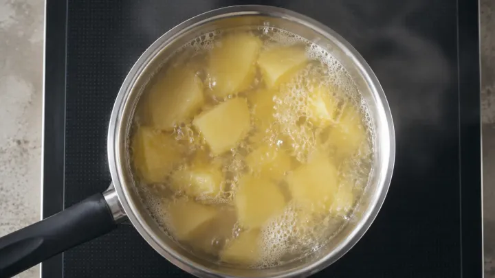 Hubnutí pomocí zakalené vody z brambor a známého každodenního nápoje. Kila mohou jít dolů téměř sama