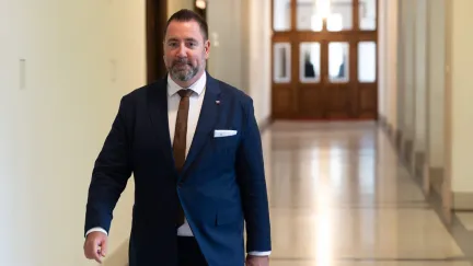 Šéf ČIŽP Straka odmítl spekulace o své trestné činnosti, Červený za ním stojí