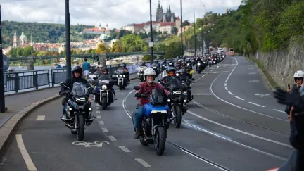Na jízdu Prahou vyrazila kolona 800 motorkářů v čele s prezidentem Pavlem