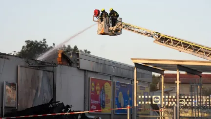 Zásah hasičů u shořelého supermarketu Lidl v Kladně skončil