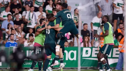 Real Madrid vydřel výhru nad Elche v nastavení, uspěla i Valencie s novým koučem