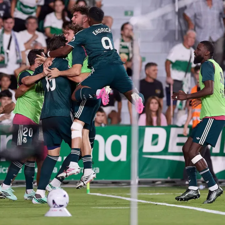 Real Madrid vydřel výhru nad Elche v nastavení, uspěla i Valencie s novým koučem