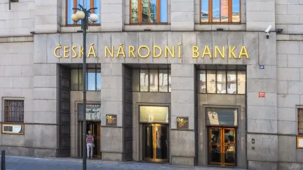 ČNB ode dneška nabízí na pokladnách pětitisícikorunu se speciálním přítiskem