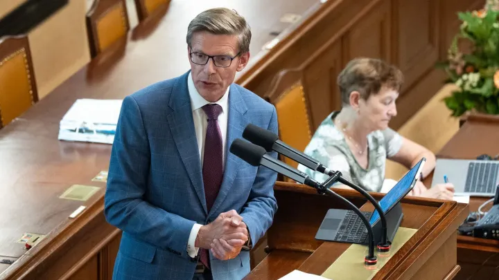 Opozice kritizuje postup vládní koalice ve Sněmovně včetně omezení interpelací