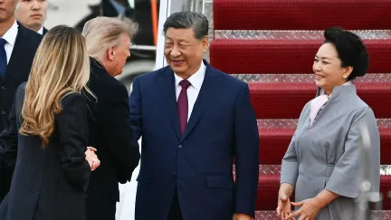 Čínského prezidenta v USA přivítal Trump za výstřelů děl a přeletu bombardérů
