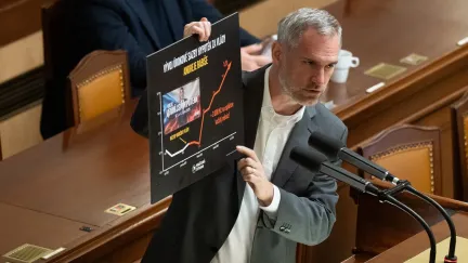 Sněmovna zahájila jednání o koaličním návrhu na pětileté zmrazení platů politiků