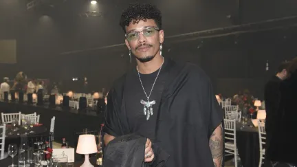 Padá Ben Cristovao, něco si přej. Zpěvák se na koncertu zřítil z pódia