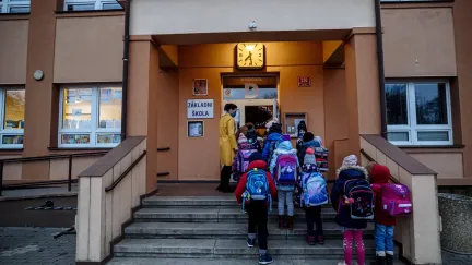 Na přípravu jídla ve škole v Újezdu nad Lesy byla použita prošlá vejce