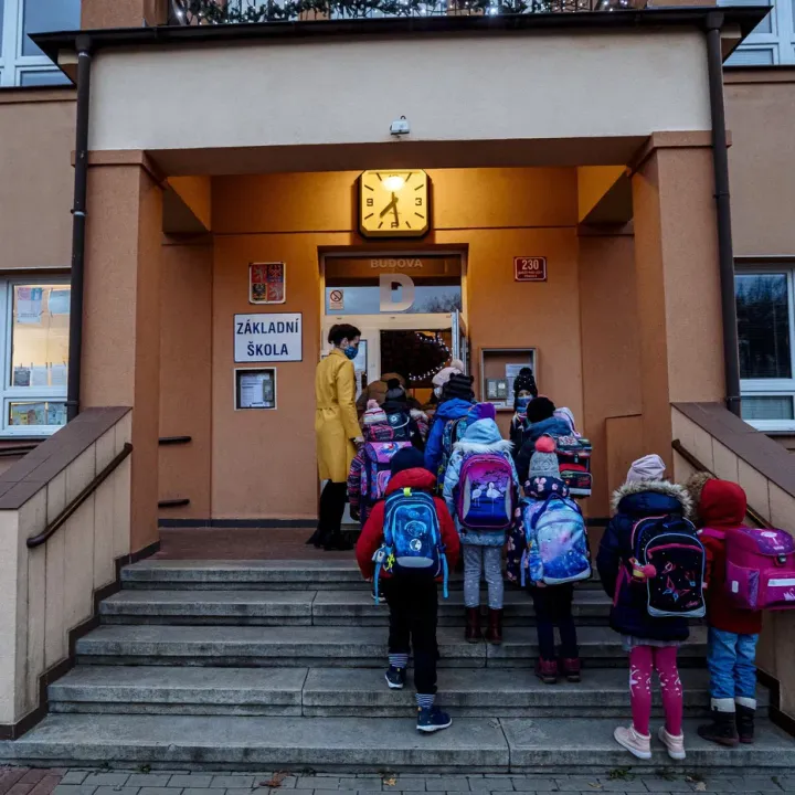 Na přípravu jídla ve škole v Újezdu nad Lesy byla použita prošlá vejce