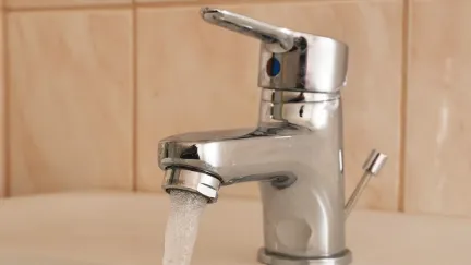 Hygienici doporučují kvůli olovu v obcích u Prahy pít pouze balenou vodu