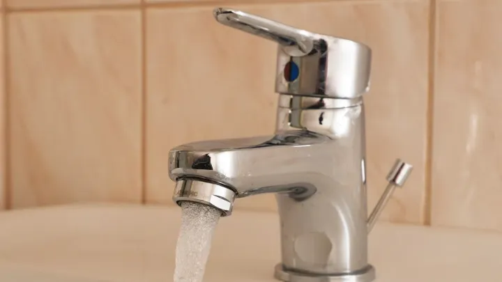 Hygienici doporučují kvůli olovu v obcích u Prahy pít pouze balenou vodu