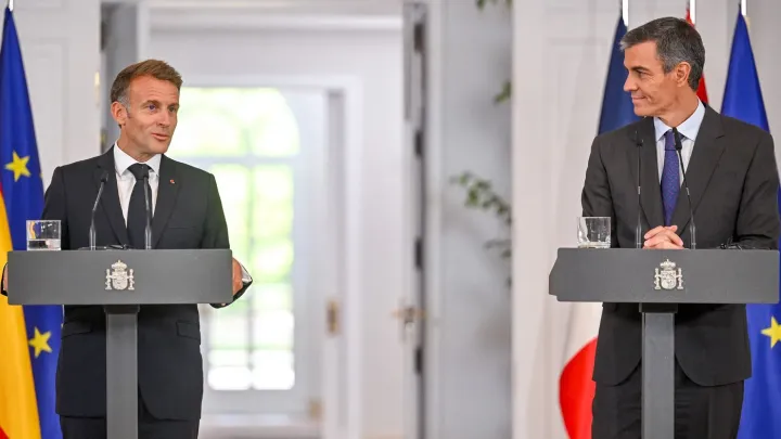 Návrat Británie do EU bychom vřele uvítali, shodli se Macron a Sánchez