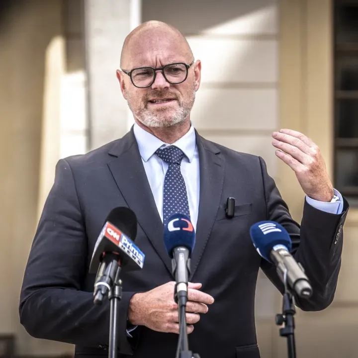 Před škrtáním míst úředníků je podle Plagy nutné redukovat agendy