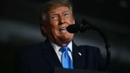Trump schválil vojenskou popravu armádního psychiatra, který zabil 13 lidí