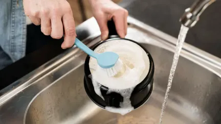 Chyby při mytí náčiní, které zkracují jeho životnost